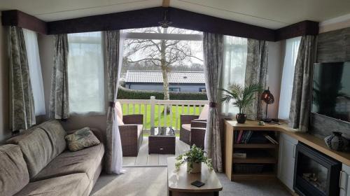 New Forest District Resort | STYLISH MODERN CONTEMPORARY PET FREE HOLIDAY HOME ON AWARD WINNING SHOREFIELD COUNTRY PARK Edge New Forest ENTERTAINMENT AND LEISURE PASSES INCLUDED