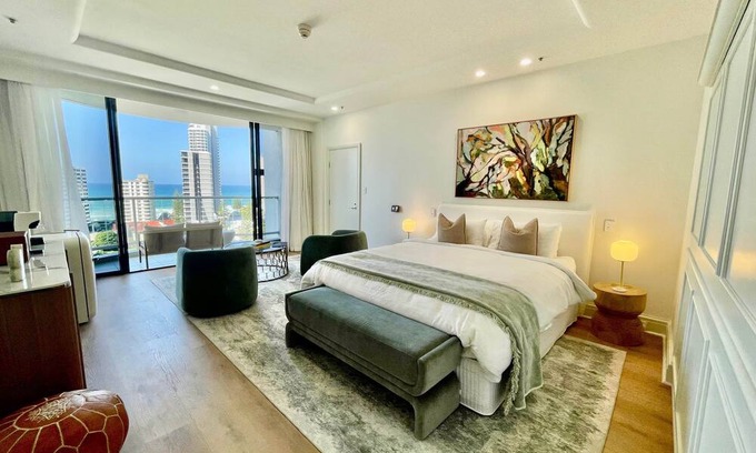 Surfers Paradise Apartment | Stylish Ocean View Room King bed with Spa