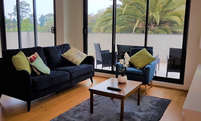 Caulfield North Apartment | Stylish Parkside Apartment 2 Bed 2 Bath NETFLIX Car park 12 minutes to City