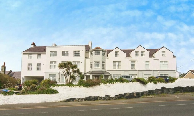 Trearddur Bay Apartment | Stylish Penthouse apartment, short walk to fabulous beach, pubs and restaurants
