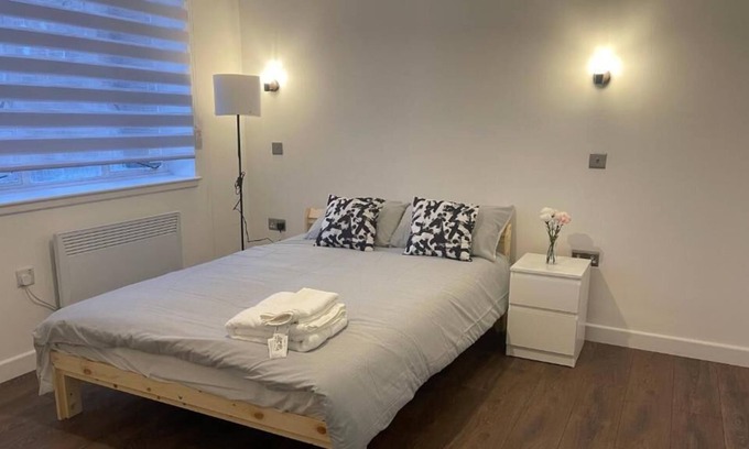 Aylesbury Apartment | Stylish & Quiet Flat in Aylesbury Centre with Parking