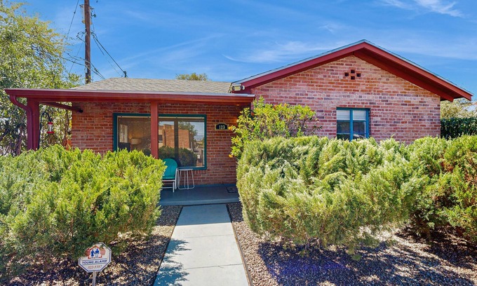 Sam Hughes House | Stylish Sam Hughes Escape With Private Yard, Dogs OK & Free WiFi
