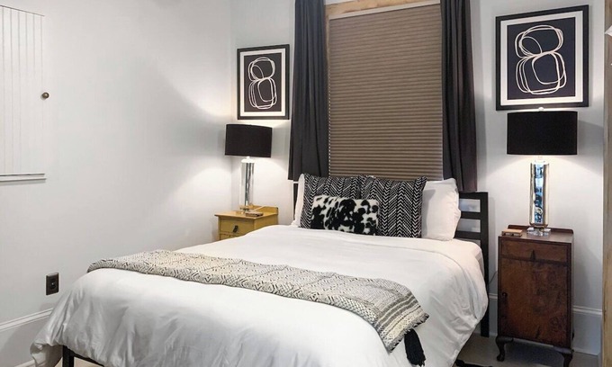 Savannah Victorian District Condo | Stylish Savannah Stay I Walk to Forsyth I Free Parking