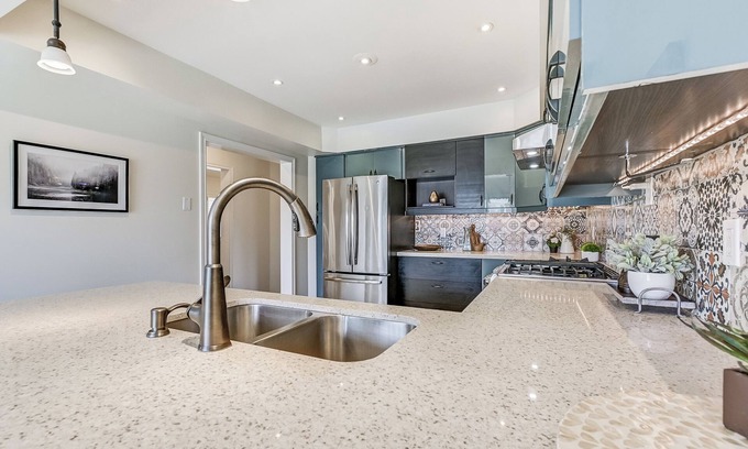 East Credit House | Stylish & Spacious Getaway in Heart of Mississauga