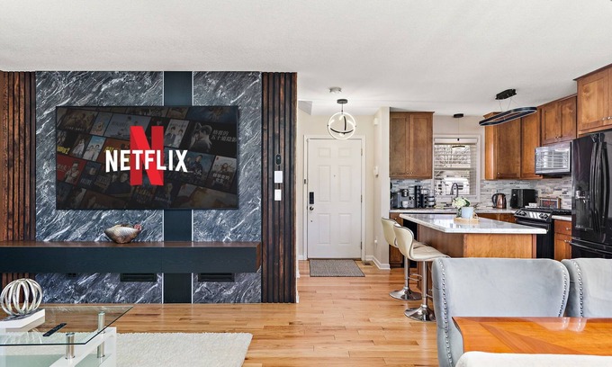 Fridley House | Stylish & Spacious Retreat - with a High tech Movie Theater near DT Minneapolis