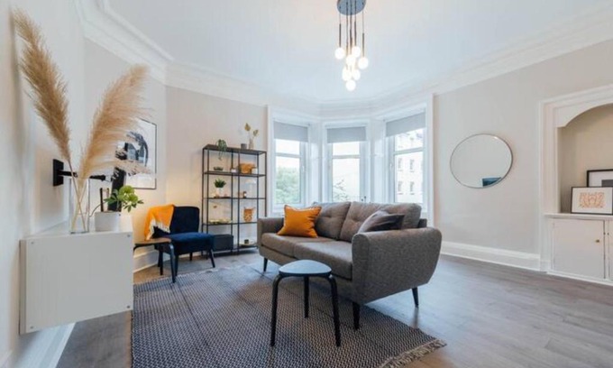 Tillicoultry Apartment | Stylish Stirling Apartment - free parking