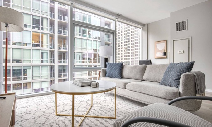 Streeterville Apartment | Stylish Streeterville 2BR w/Lounge & Pool, nr Riverwalk, by Blueground
