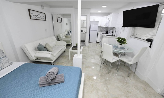 Lake Ridge Apartment | ❀Stylish Studio❀ Near Beach, Shopping & Nightlife
