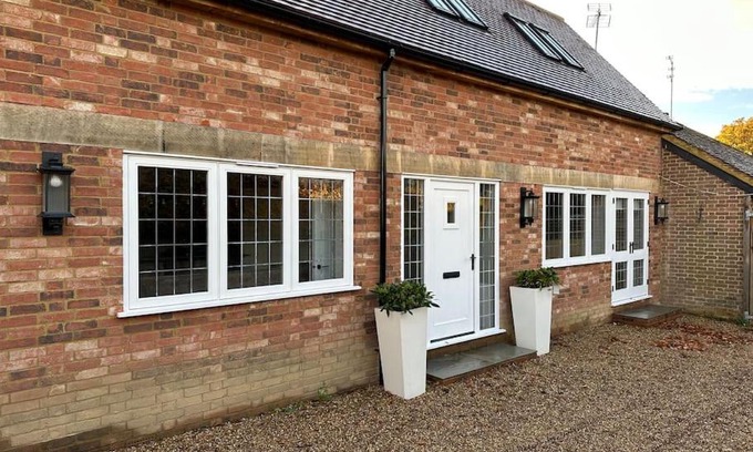 Ockley House | Stylish Surrey Hills House 2 ensuite bedrooms