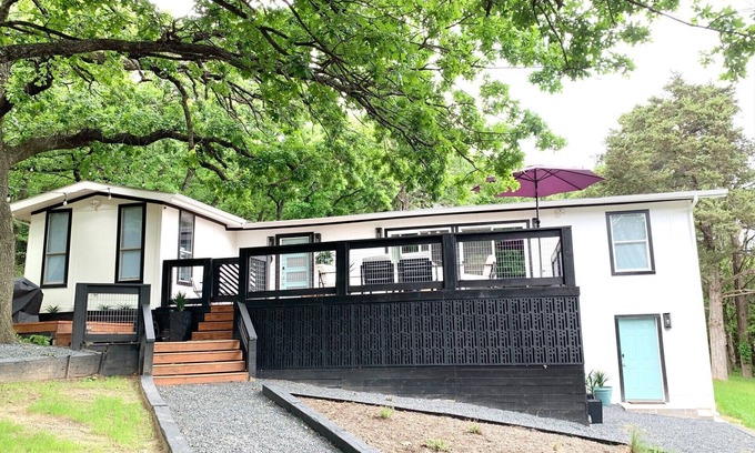 Pottsboro House | Stylish Texoma Retreat - 5 Min to Boat Ramp on Wooded 1/2 Acre!