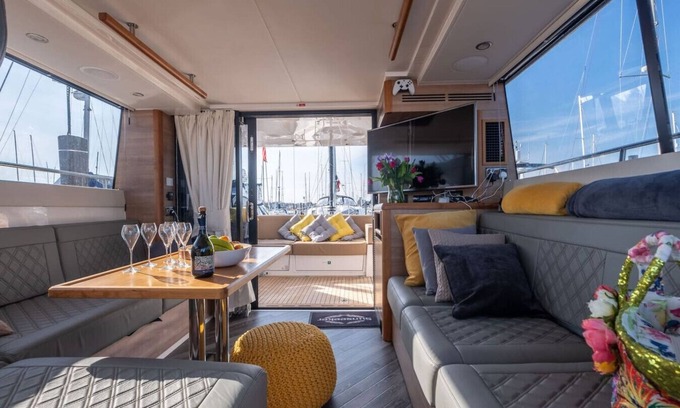 New Forest District Apartment | Stylish two-bedroom yacht stay in the heart of Lymington