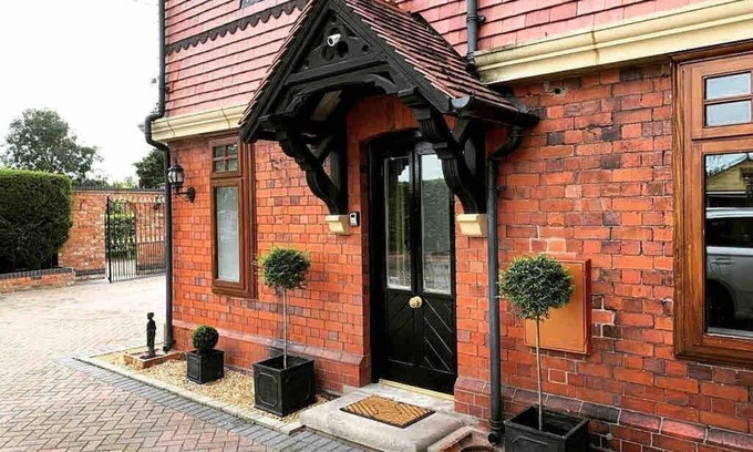 Worleston Condo | Stylish two bedroom apartment near Rookery Hall