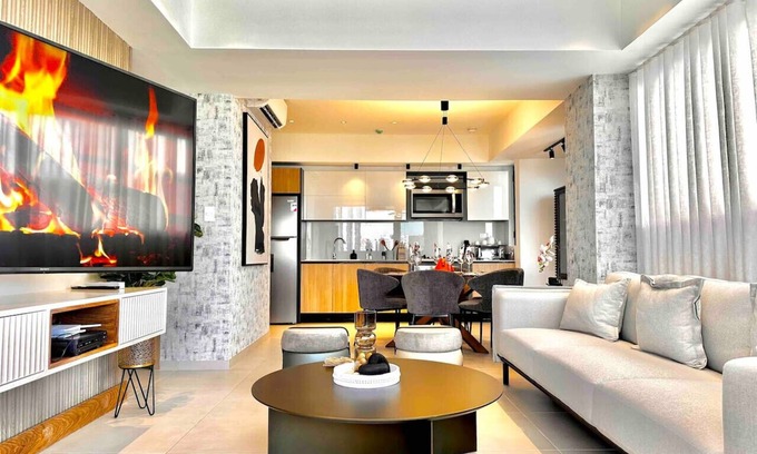 Viejo Arroyo Hondo Apartment | Stylish Upscale Apt with Pool