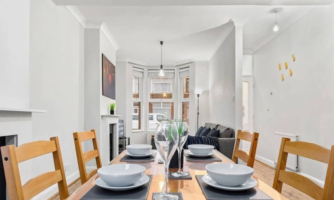 Stratford House | Stylist & Cosy Home | Street parking | Garden