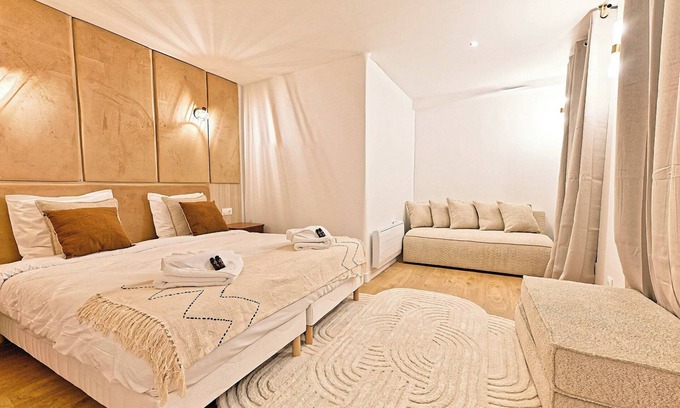 Quartier de Rochechouart Apartment | Sublime Air-conditioned Flat Galeries Lafayette