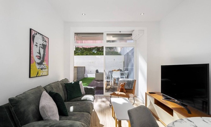 Alges Apartment | Suburban Serenity: Family Home with Pool