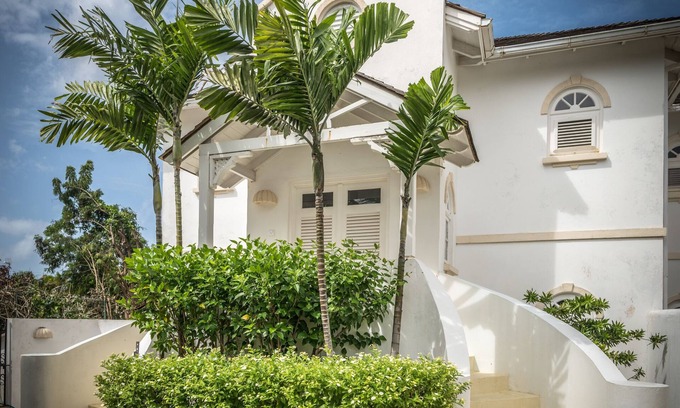 Mount Standfast Villa | SUGAR HILL VILLA, VIEWS, MINS TO HOLETOWN & BEACH/BEACH CLUB MEMBERSHIP