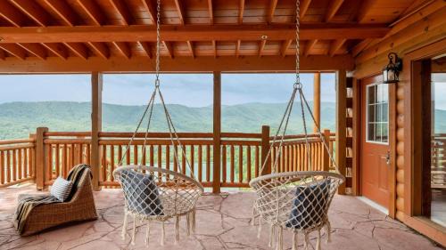 Gatlinburg - Pigeon Forge House | Sugarland by AvantStay Sleeps 28 Home Theatre Two Hot Tubs Indoor Pool Incredible Views