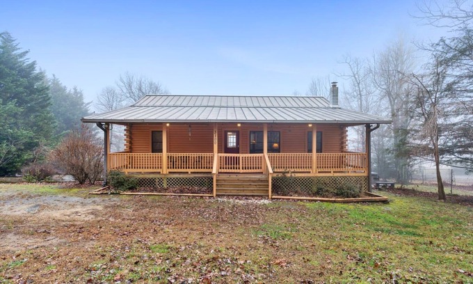 Lynn House | Sugarloaf Cabin - 4BD/3BA - Hendersonville