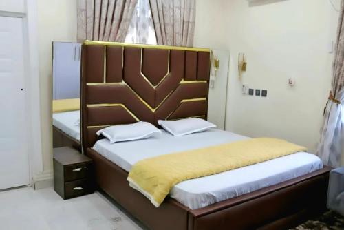 Accra Apartment | Sugarville, Swimming pool with a Rooftop