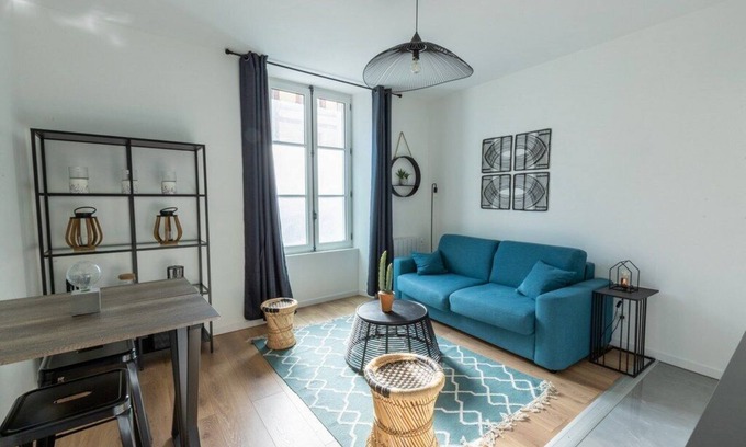 Epernay Apartment | Suite Basquiat - 2 Personnes A 2 Minutes à Pieds de L'avenue de Champagne !