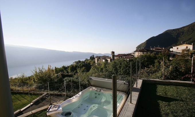 Aer Apartment | Suite with Jacuzzi, sleeps 6, garden, lake view