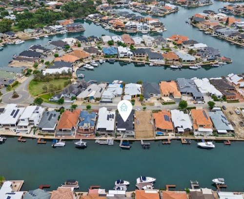 Halls Head House | Summer-ready Canal Homeprivate Jettypets!