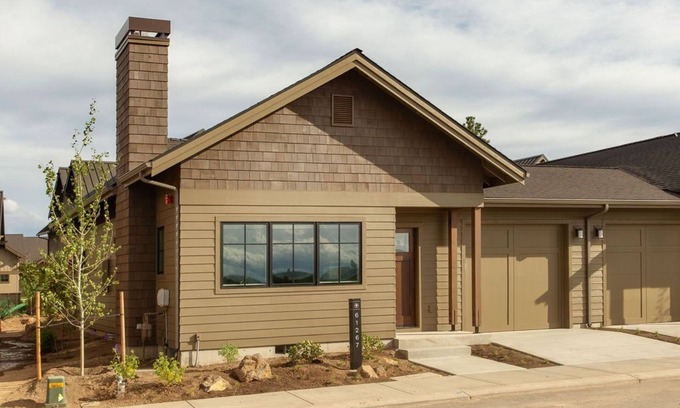 Bend Cottage | Summer retreat ~ cozy beds ~ hot tub ~ Bend/Bachelor ~ new amenities ~🐶