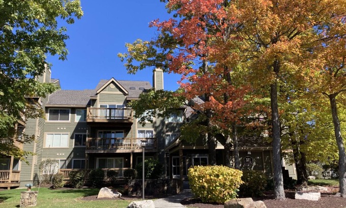 Hidden Valley Apartment | 🍁 Summit Blossom – Luxury Condo w/Fireplace, Views & Spa-Inspired Comfort ✨