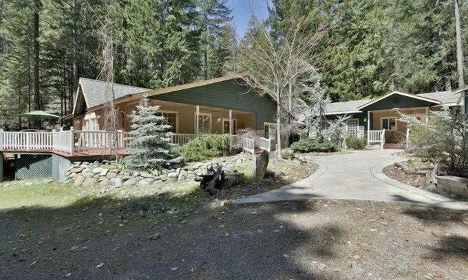 Mount Shasta House | Summit Estate large home with a Cottage.