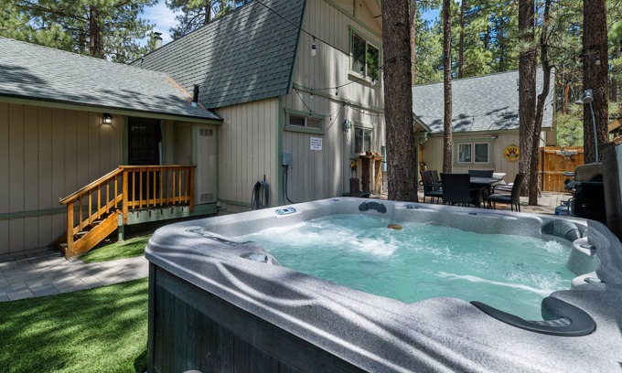 Summit Estates Cabin | Summit Mountain Lodge - Amazing location near Snow Summit! Hot Tub, Game Room, BBQ, Walk to Slopes