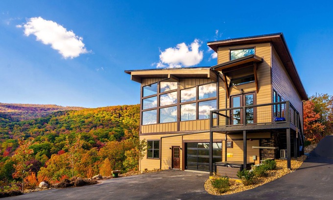 Gatlinburg - Pigeon Forge Cabin | SummitTrailRetr: Indoor Pool, Spectacular Views, Theater, Games, Hot Tub, Wifi