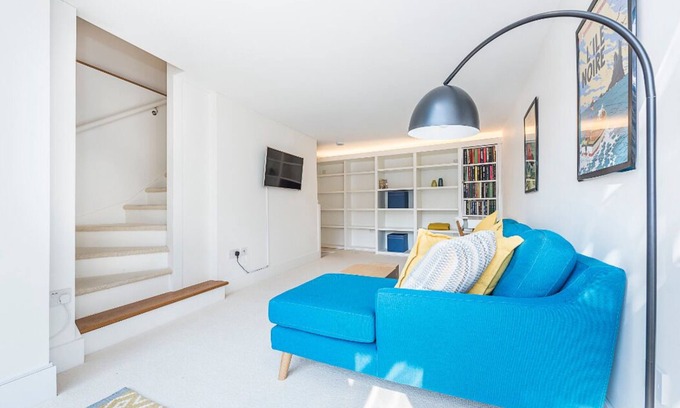 Chiswick House | Sun-Filled, Contemporary 1 BDR House in Chiswick