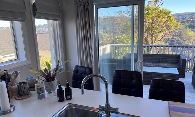 Dunedin House | Sun-filled retreat close to the University of Otago and Botanic Gardens