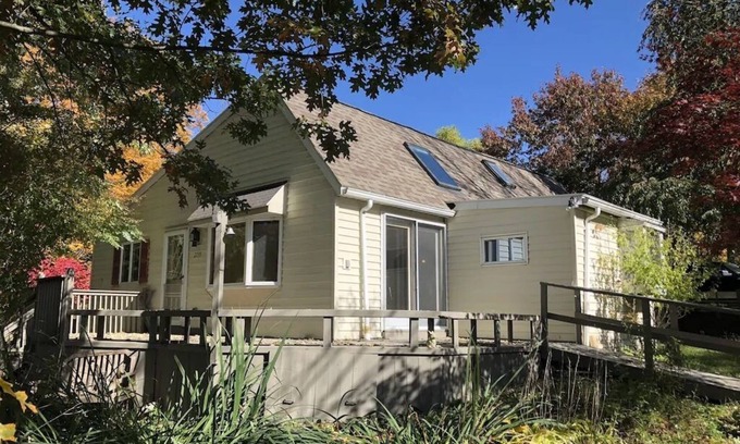 Penn Yan House | Sunflower-Keuka/Seneca-Lake View-Hot Tub-Wine Trail-Pets, 13 Wooded Acres-7 min to Beach