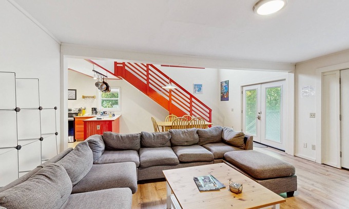 Bar Harbor House | Sunlit cottage next to Acadia - sparkling full kitchen - 1 mile to downtown