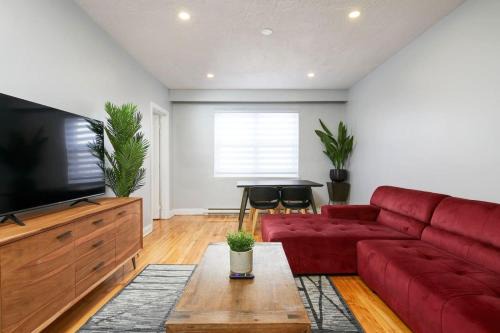 Cote-Des-Neiges—Notre-Dame-De-Grace Apartment | Sunny 2BR unit in Montreal