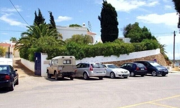 Ferragudo Apartment | Sunny ap. with pool for 2 people (+2 young) right on the sea in a prime location