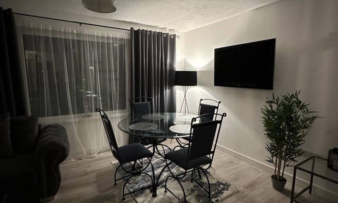 Cheltenham Apartment | Sunny Apartment in Cheltenham by Golden Valley