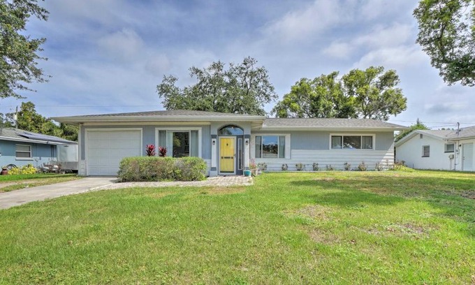 Clearwater House | Sunny Clearwater Home - 5 Mi to Beach and Park!