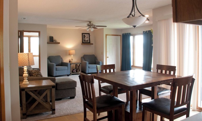 Urbandale Condo | Sunny condo in Urbandale. Quiet neighborhood, plenty of space and relaxing deck!
