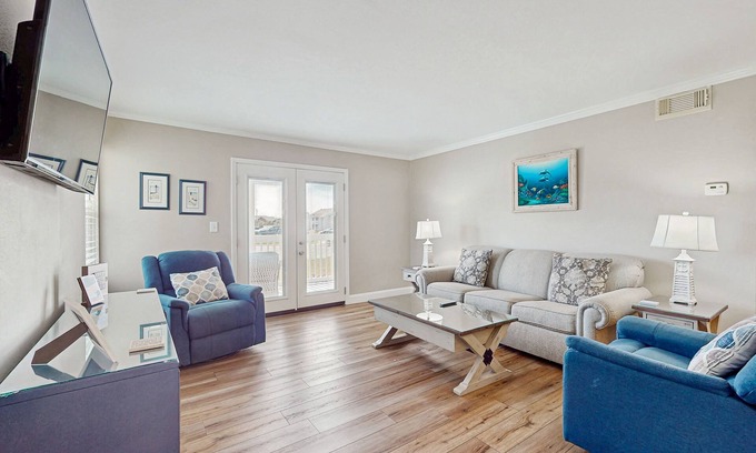 Gulf Shores Condo | Sunny condo with pool, hot tub, tennis, central AC, & washer/dryer