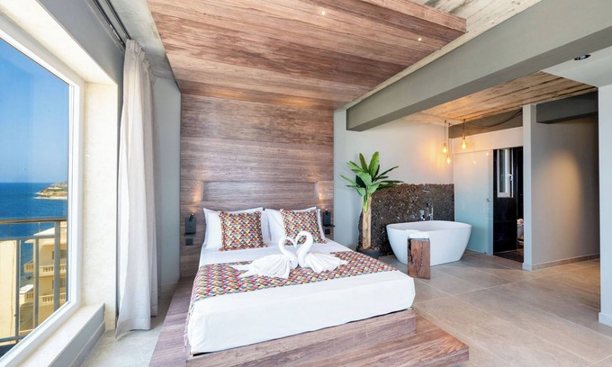 Marsalforn Apartment | Sunny Corner Suite with Sea View and Bath 402