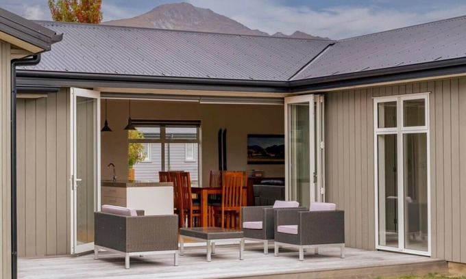 Wanaka House | Sunny Dreams Summary: