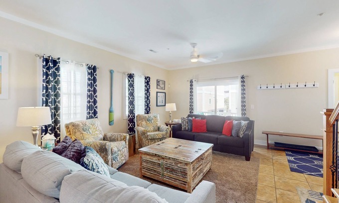 Myrtle Beach House | Sunny Getaway w/pool - Walk to Beach, Restaurants & Attractions