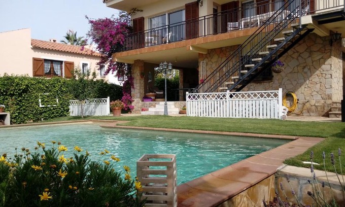 Creixell House | Sunny Holiday Home