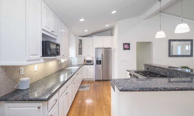 Tree Section House | Sunny Manhattan Beach Oasis with Lightning Fast Internet and a Peloton Bike