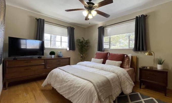 Edwardsville Apartment | Sunny Mid-Century Modern duplex with a garage