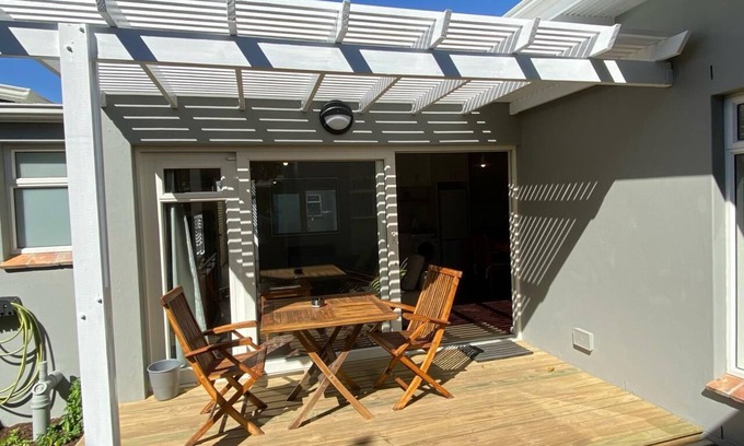 Milnerton Cottage | Sunny private one bedroom cottage with cozy fireplace,10km from CBD & waterfront