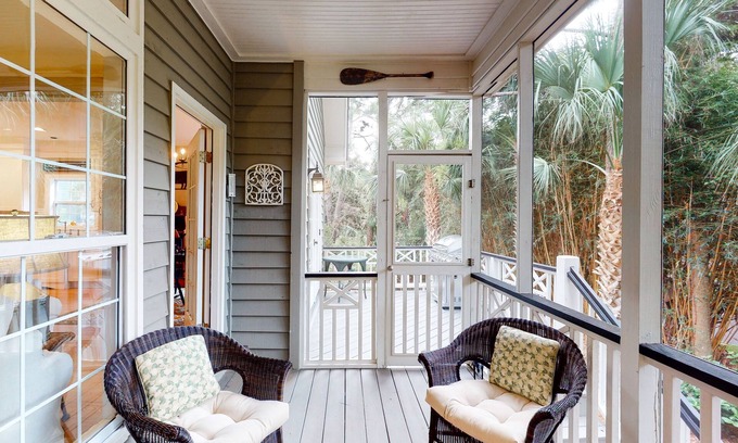 Vanderhorst Plantation House | Sunny & quiet dog-friendly getaway with a furnished deck - near golf & beach